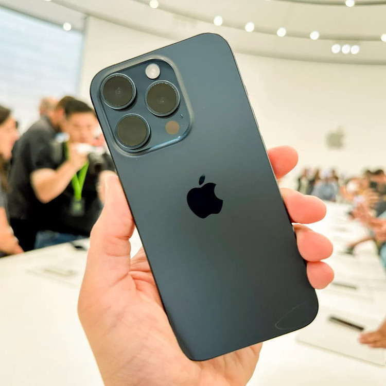 گوشی موبایل اپل مدل iPhone 15 Pro تک سیم کارت ظرفیت 256 گیگابایت و رم 6 گیگابایت - بدون ریجستر
